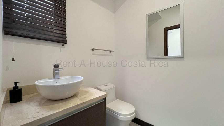 VENTA DE PENTHOUSE AMUEBLADO EN ESCAZÚ – AMPLIO BALCÓN Y HERMOSAS VISTAS - Imagen 11