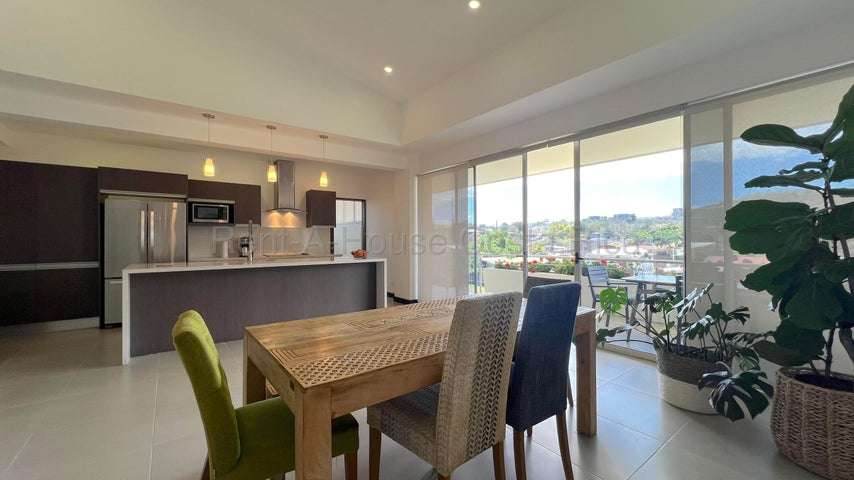 VENTA DE PENTHOUSE AMUEBLADO EN ESCAZÚ – AMPLIO BALCÓN Y HERMOSAS VISTAS - Imagen 3