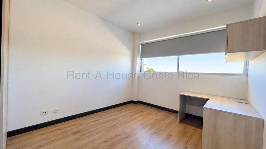 VENTA DE PENTHOUSE AMUEBLADO EN ESCAZÚ – AMPLIO BALCÓN Y HERMOSAS VISTAS - Imagen 16