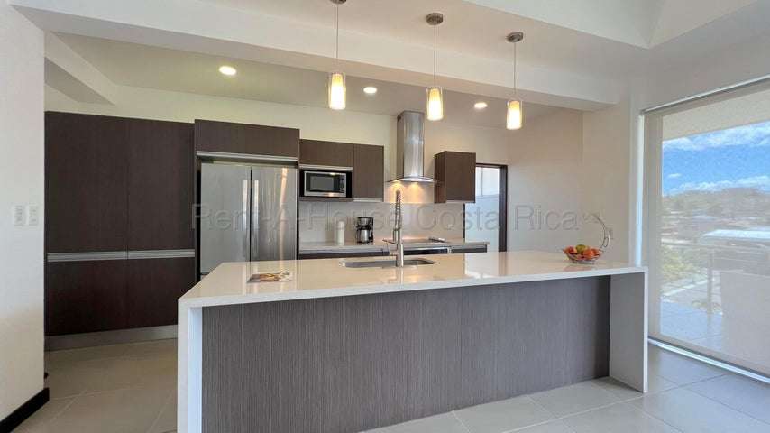 VENTA DE PENTHOUSE AMUEBLADO EN ESCAZÚ – AMPLIO BALCÓN Y HERMOSAS VISTAS - Imagen 1