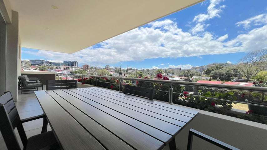 VENTA DE PENTHOUSE AMUEBLADO EN ESCAZÚ – AMPLIO BALCÓN Y HERMOSAS VISTAS - Imagen 6