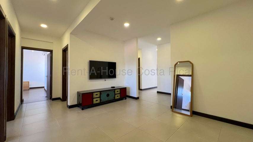 VENTA DE PENTHOUSE AMUEBLADO EN ESCAZÚ – AMPLIO BALCÓN Y HERMOSAS VISTAS - Imagen 10