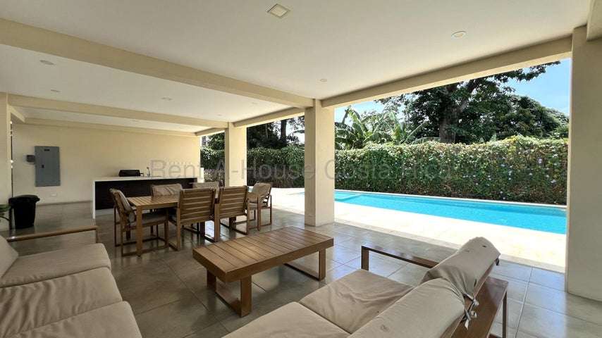 VENTA DE PENTHOUSE AMUEBLADO EN ESCAZÚ – AMPLIO BALCÓN Y HERMOSAS VISTAS - Imagen 17