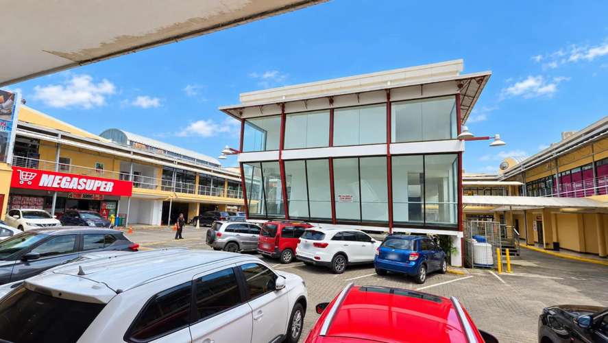 Local comercial en venta con contrato de arrendamiento vigente en Plaza Coral, Jacó centro