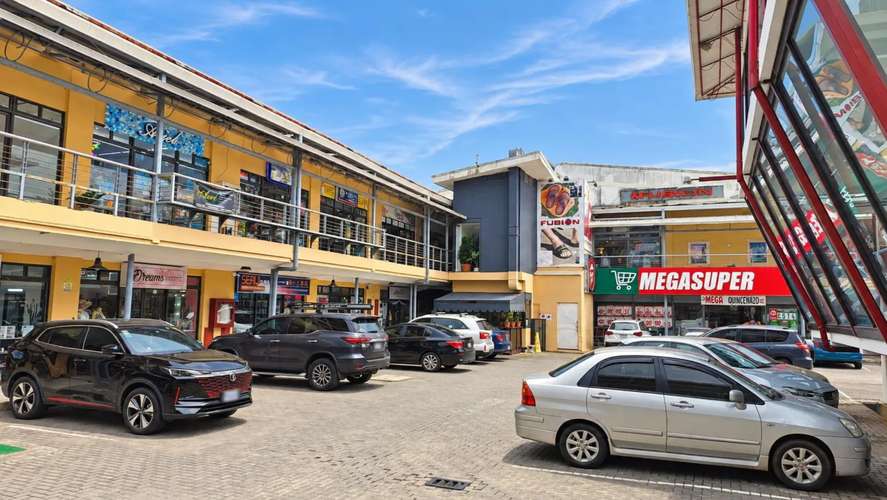 Local comercial en venta con contrato de arrendamiento vigente en Plaza Coral, Jacó centro