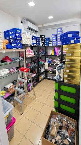 Local comercial en venta con contrato de arrendamiento vigente en Plaza Coral, Jacó centro