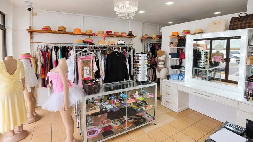 Local comercial en venta con contrato de arrendamiento vigente en Plaza Coral, Jacó centro