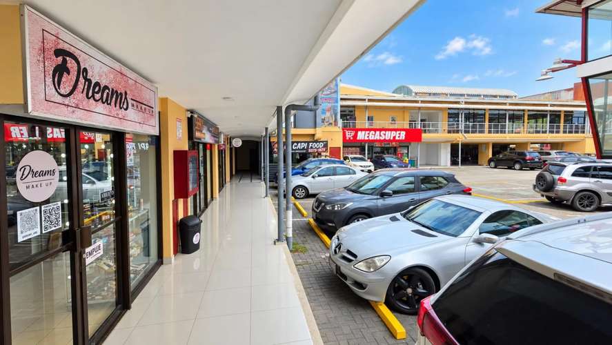 Local comercial en venta con contrato de arrendamiento vigente en Plaza Coral, Jacó centro