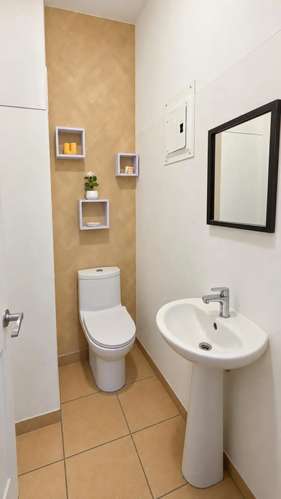 Local comercial en venta con contrato de arrendamiento vigente en Plaza Coral, Jacó centro