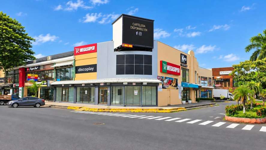 Local comercial en venta con contrato de arrendamiento vigente en Plaza Coral, Jacó centro