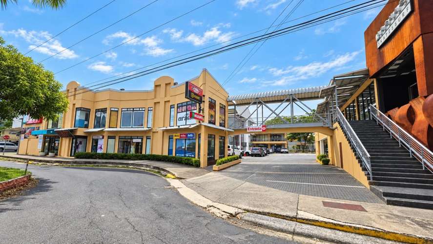 Local comercial en venta con contrato de arrendamiento vigente en Plaza Coral, Jacó centro