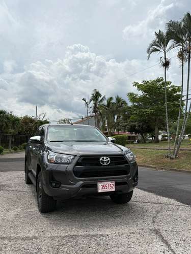 Toyota Hilux 2024 SRV 4x4 Automática Diésel · Único dueño · 18.000 km