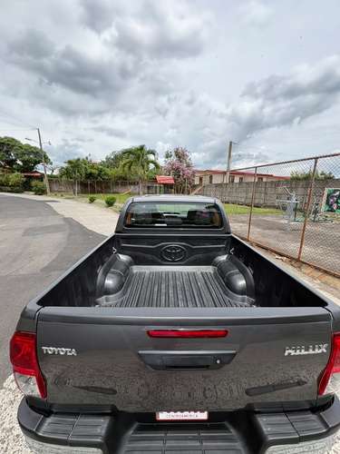 Toyota Hilux 2024 SRV 4x4 Automática Diésel · Único dueño · 18.000 km