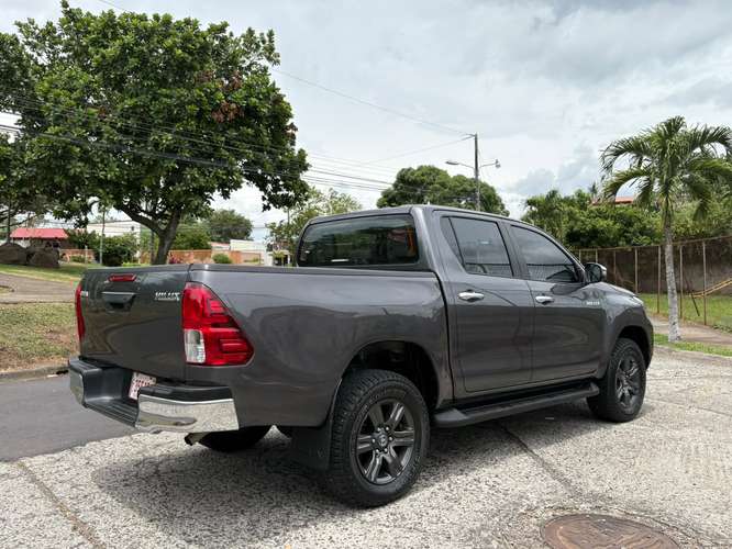 Toyota Hilux 2024 SRV 4x4 Automática Diésel · Único dueño · 18.000 km