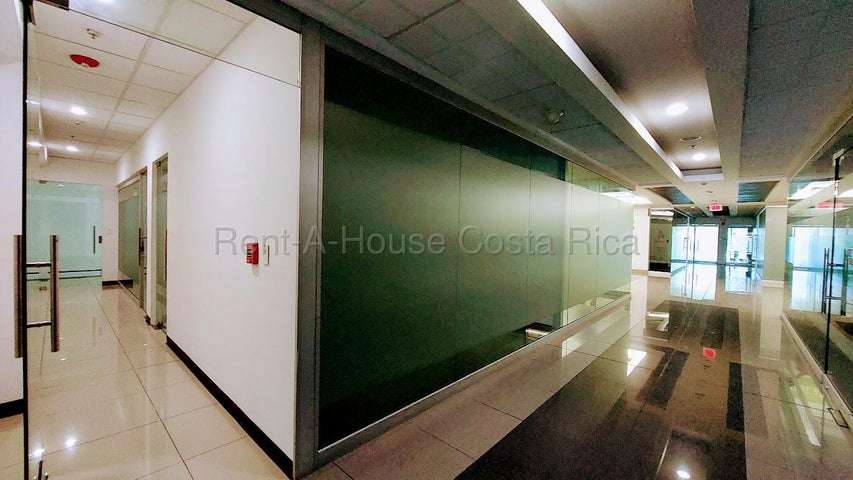 Alquiler de Oficina en Torre Comercial de Plaza Murano-Santa Ana.  PISO 2 NEGOCIABLE