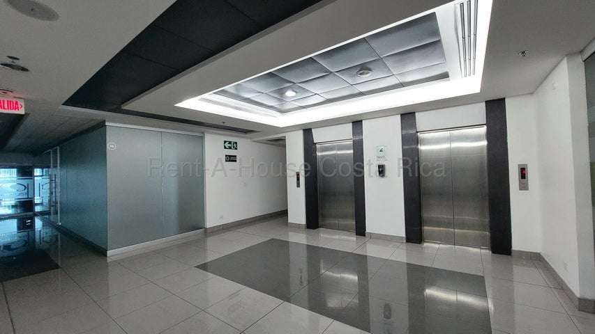 Alquiler de Oficina en Torre Comercial de Plaza Murano-Santa Ana.  PISO 2 NEGOCIABLE - Imagen 9