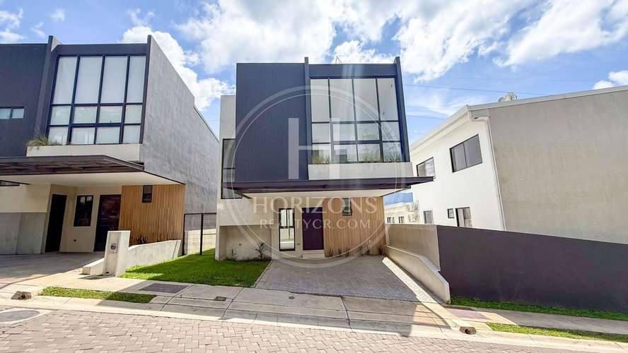 Casa en Alquiler en Condominio NAIA en Guachipelín de Escazú 3 Habitaciones con Línea Blanca Pet Friendly nja1415jb - Imagen 1