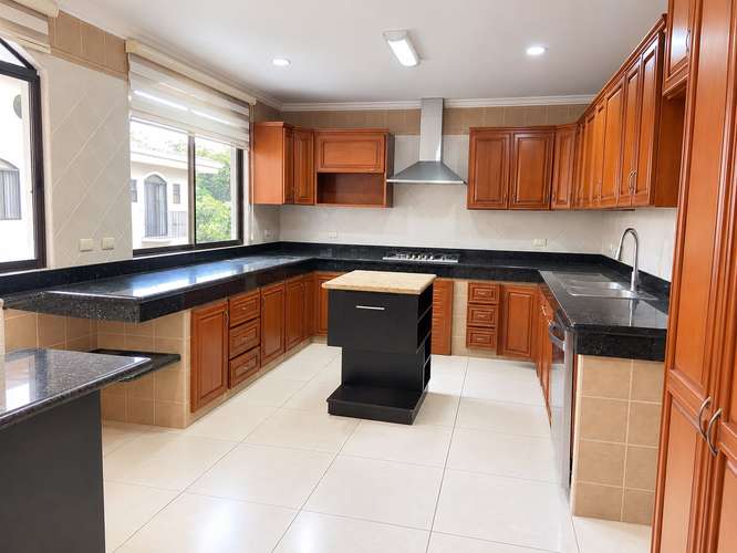 Alquiler de Amplia casa en condominio de 6  unidades Pinares Curridabat  - Imagen 3
