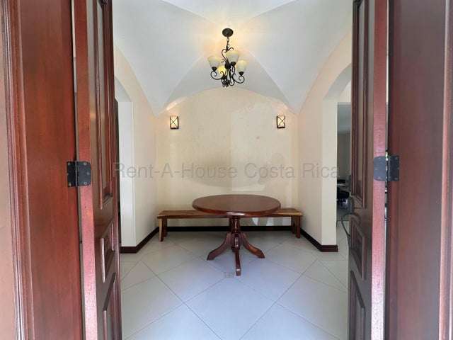 Venta de Elegante Casa AMUEBLADA en Mora-Colón RZ - Imagen 2