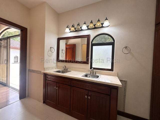 Venta de Elegante Casa AMUEBLADA en Mora-Colón RZ - Imagen 15