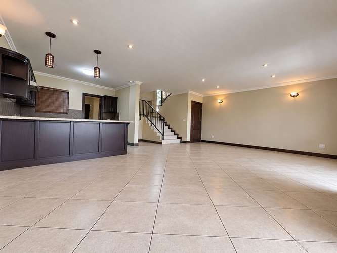 CASA EN VENTA EN CONDOMINIO FAMILIAR, SEGURO Y RODEADO DE ÁREAS VERDES UBICADA EN GUACHIPELIN DE ESCAZU - Imagen 3