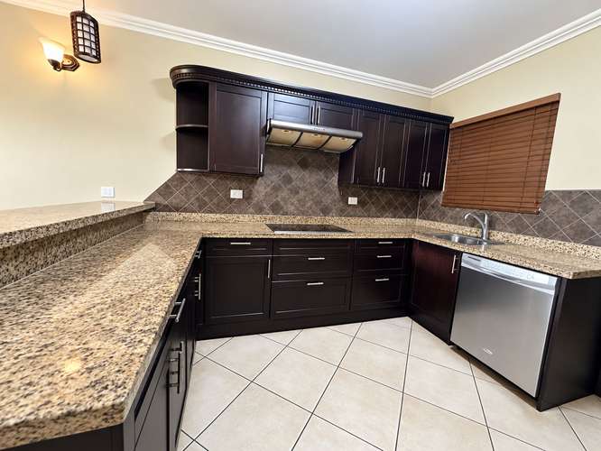 CASA EN VENTA EN CONDOMINIO FAMILIAR, SEGURO Y RODEADO DE ÁREAS VERDES UBICADA EN GUACHIPELIN DE ESCAZU - Imagen 7