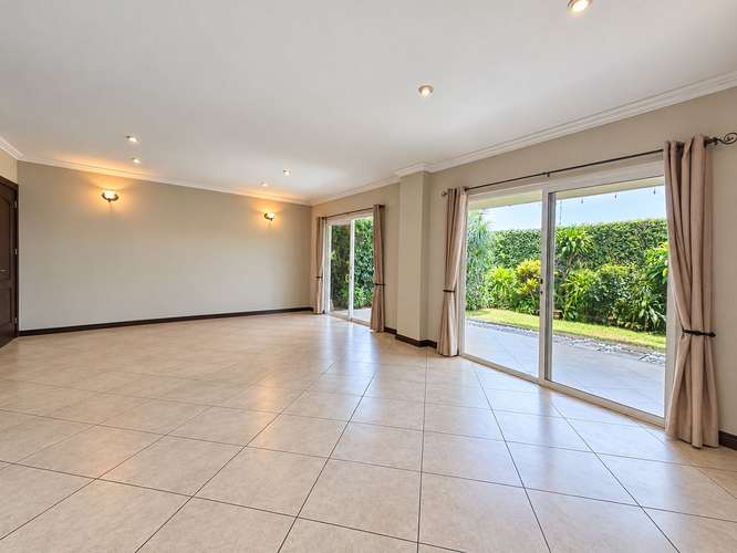 CASA EN VENTA EN CONDOMINIO FAMILIAR, SEGURO Y RODEADO DE ÁREAS VERDES UBICADA EN GUACHIPELIN DE ESCAZU - Imagen 4