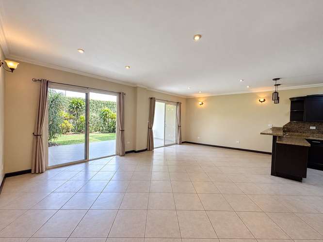 CASA EN VENTA EN CONDOMINIO FAMILIAR, SEGURO Y RODEADO DE ÁREAS VERDES UBICADA EN GUACHIPELIN DE ESCAZU - Imagen 5