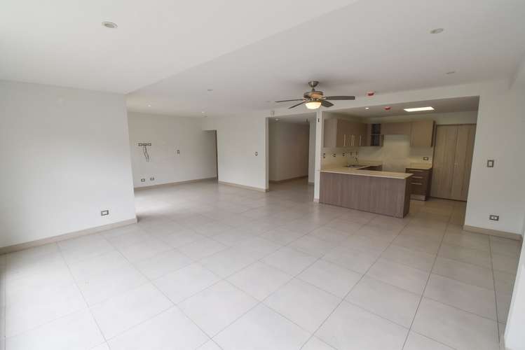 Apartamento de 3 dormitorios y oficina con balcón, cerca del colegio Saint Jude en Santa Ana - Imagen 9