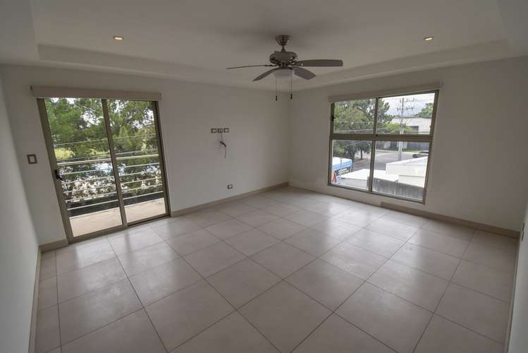 Apartamento de 3 dormitorios y oficina con balcón, cerca del colegio Saint Jude en Santa Ana - Imagen 3