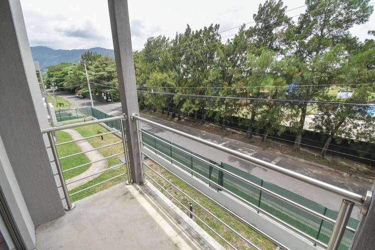 Apartamento de 3 dormitorios y oficina con balcón, cerca del colegio Saint Jude en Santa Ana - Imagen 5