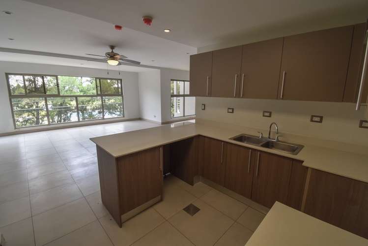 Apartamento de 3 dormitorios y oficina con balcón, cerca del colegio Saint Jude en Santa Ana - Imagen 2