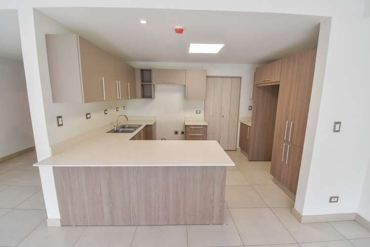 Apartamento de 3 dormitorios y oficina con balcón, cerca del colegio Saint Jude en Santa Ana - Imagen 11