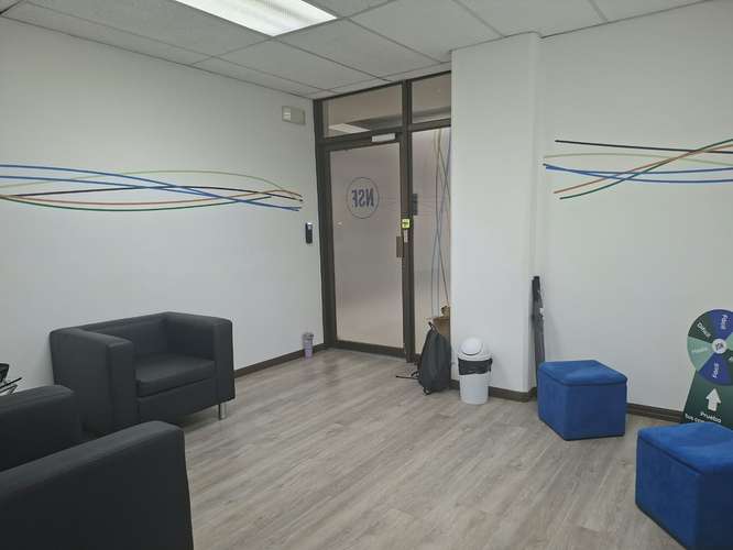 Oficina de 89m² con todo incluido en barrio Don Bosco: seguridad, parqueos y lista para trabajar. - Imagen 2