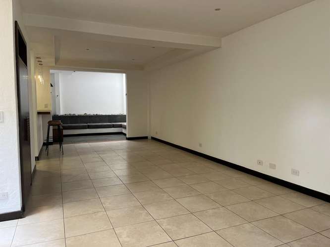 YA. Espaciosa casa de 2 niveles en Guachipelín Sur, Escazú, con excelente ubicación y fácil acceso - Imagen 4