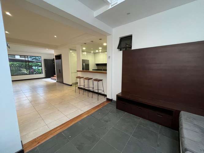 YA. Espaciosa casa de 2 niveles en Guachipelín Sur, Escazú, con excelente ubicación y fácil acceso - Imagen 7