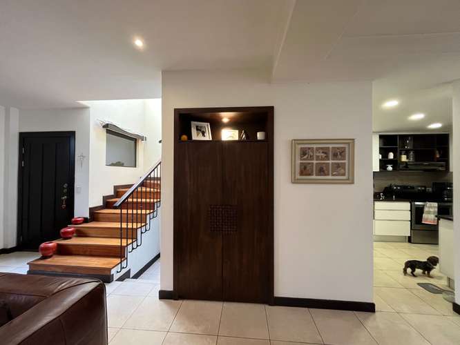 YA. Espaciosa casa de 2 niveles en Guachipelín Sur, Escazú, con excelente ubicación y fácil acceso - Imagen 5