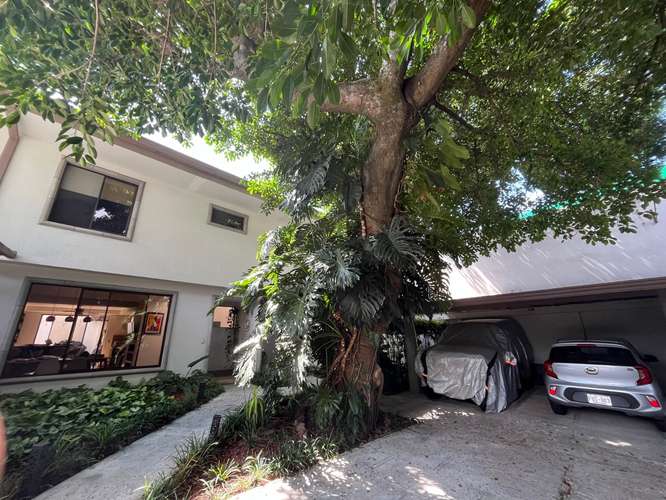 YA. Espaciosa casa de 2 niveles en Guachipelín Sur, Escazú, con excelente ubicación y fácil acceso - Imagen 2