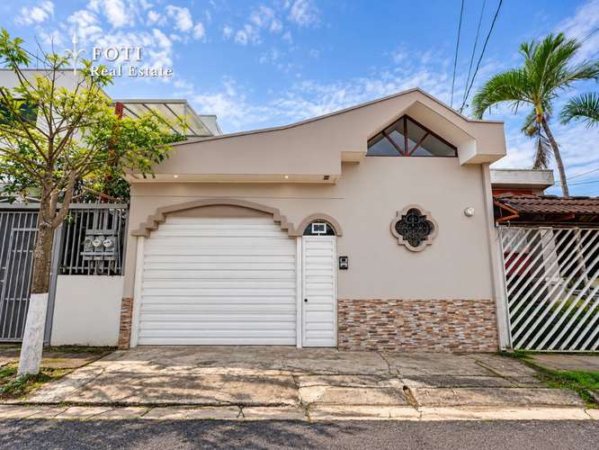 Casa Independiente en Moravia | Urb. Saint Clare | 2 Parqueos