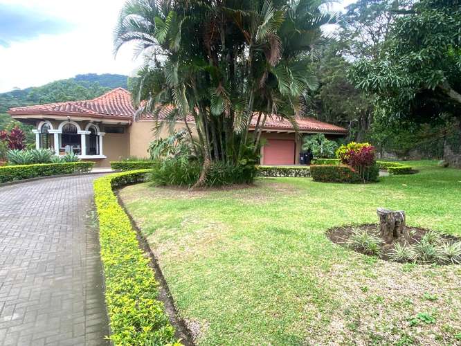 Todo un piso,propiedad muy tranquila y silenciosa tipo Spa, amplia piscina, jardines. 