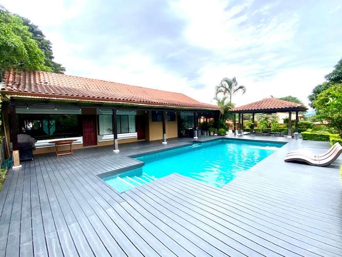 Todo un piso,propiedad muy tranquila y silenciosa tipo Spa, amplia piscina, jardines.  - Imagen 2