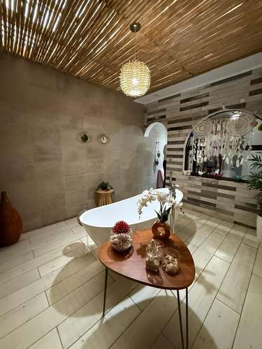 Todo un piso,propiedad muy tranquila y silenciosa tipo Spa, amplia piscina, jardines.  - Imagen 11