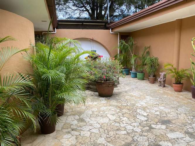 Todo un piso,propiedad muy tranquila y silenciosa tipo Spa, amplia piscina, jardines.  - Imagen 13
