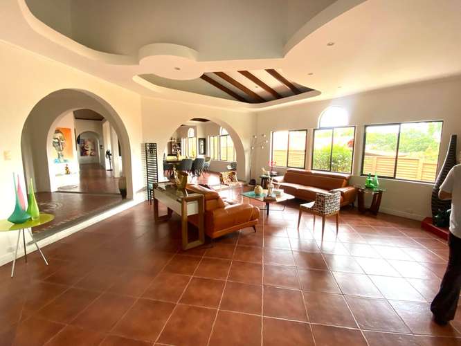 Todo un piso,propiedad muy tranquila y silenciosa tipo Spa, amplia piscina, jardines.  - Imagen 3