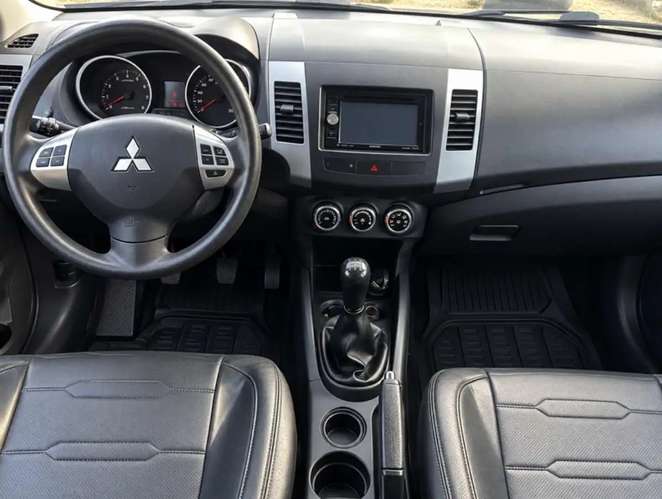 Mitsubishi OUTLANDER 2013