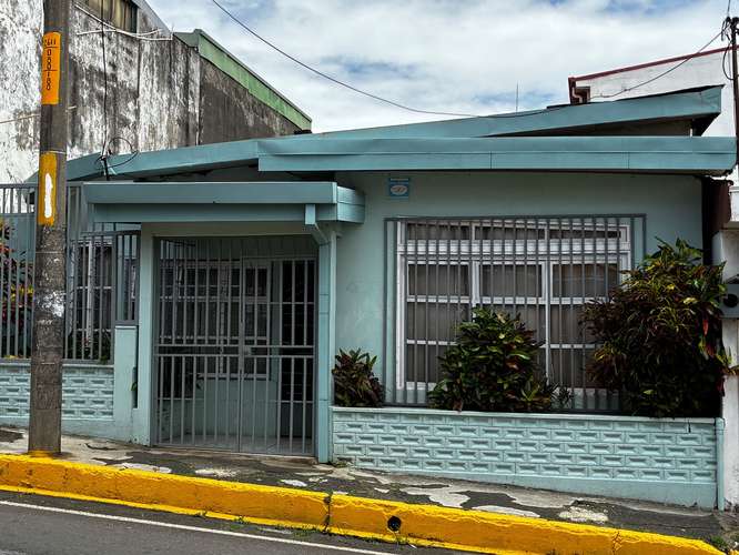 Casa de 4 dormitorios en Alajuela centro, a 300 metros de la Catedral, con jardín y terraza.