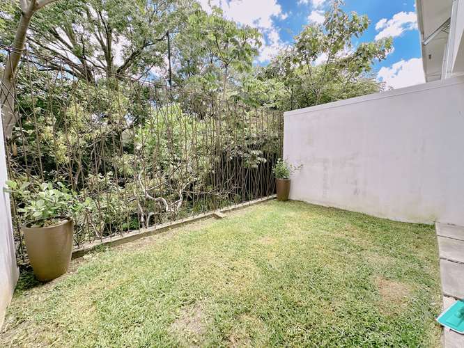 VENTA DE HERMOSA CASA EN CONDOMINIO RIO ORO DE SANTA ANA - Imagen 3