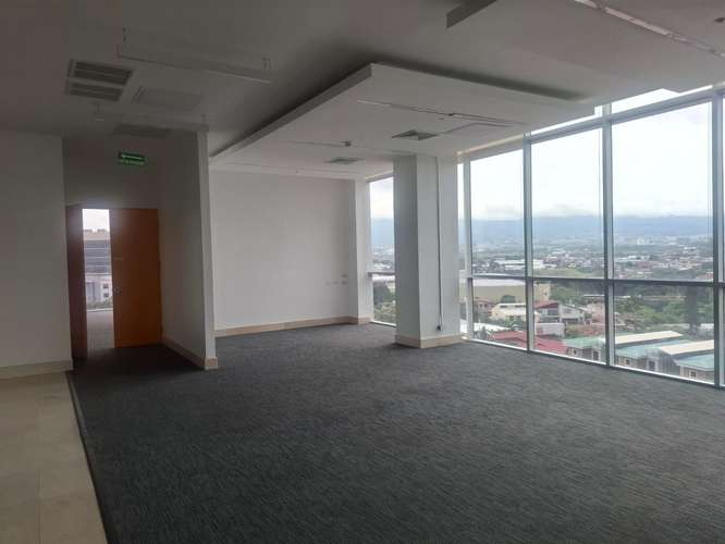 Alquilo oficina 275m2 en San Rafel de Escazú con divisiones, parqueos y seguridad 24/7 - Imagen 3