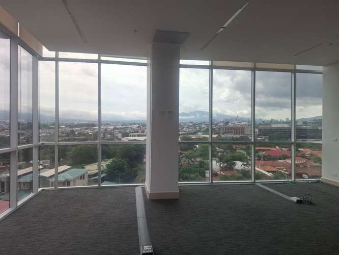 Alquilo oficina 275m2 en San Rafel de Escazú con divisiones, parqueos y seguridad 24/7 - Imagen 7