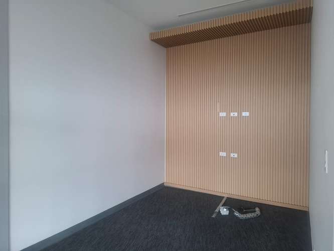 Alquilo oficina 275m2 en San Rafel de Escazú con divisiones, parqueos y seguridad 24/7 - Imagen 9